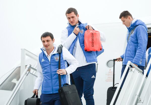Футболисты сборной России Алан Дзагоев, Виктор Васин и Дмитрий Полоз (слева направо)