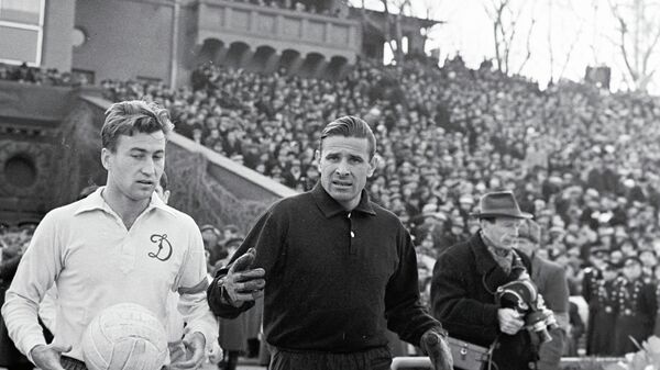 Капитан московской футбольной команды Динамо Эдуард Мудрик (слева) и вратарь Лев Яшин (справа)