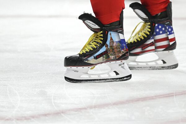 Коньки российского форварда клуба НХЛ Вашингтон Кэпиталз Александра Овечкина с изображением флагов России и США