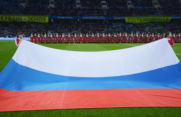Флаг России и хор перед началом товарищеского матча между сборными России и Бельгии