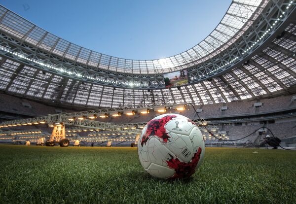 Футбольный мяч Krasava на поле реконструируемой Большой спортивной арены Лужники