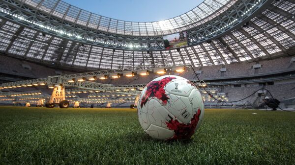 Футбольный мяч Krasava на поле реконструируемой Большой спортивной арены Лужники