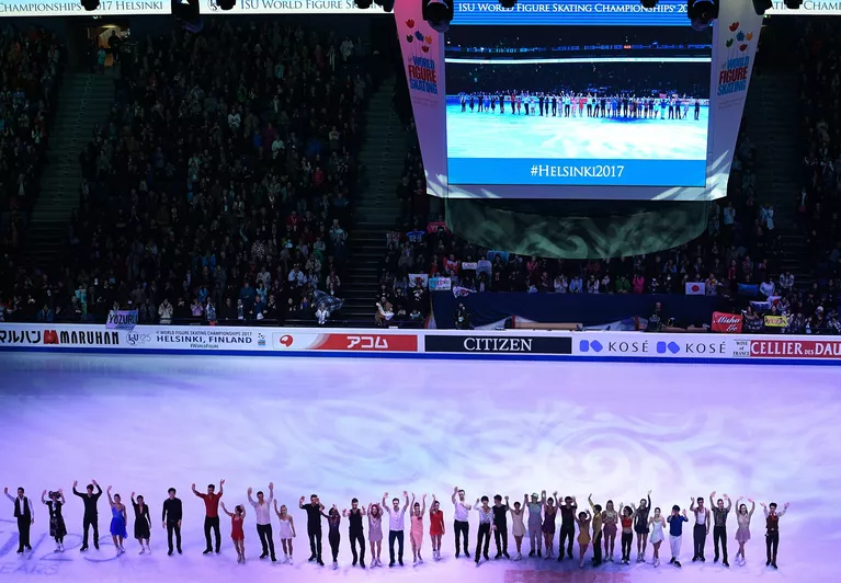 Спортсмены во время показательных выступлений на чемпионате мира по фигурному катанию в Хельсинки