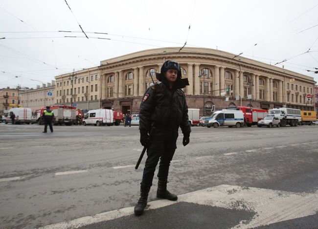 Сотрудник полиции у станции метро Технологический институт в Санкт-Петербурге