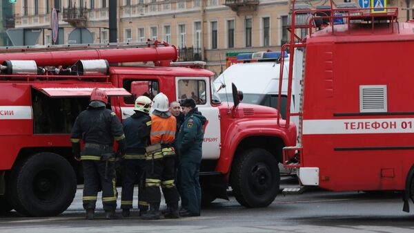 Сотрудники пожарной службы МЧС РФ в Санкт-Петербурге