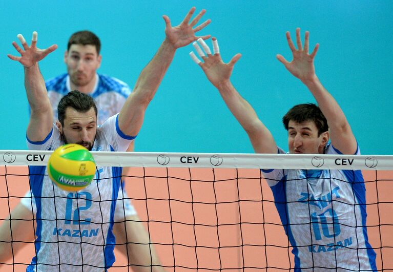 Связующий ВК Зенит-Казань Александр Бутько (слева) и блокирующий Артём Вольвич Связующий ВК Зенит-Казань Александр Бутько (слева) и блокирующий Артём Вольвич