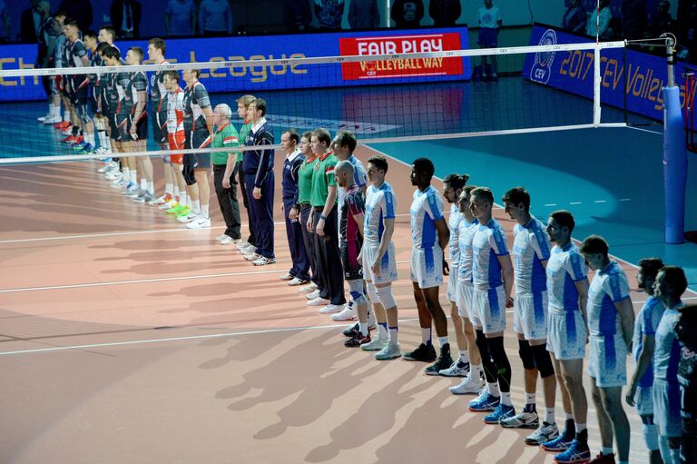 Игроки ВК Белогорье и игроки ВК Зенит-Казань во время минуты молчания Игроки ВК Белогорье и игроки ВК Зенит-Казань во время минуты молчания