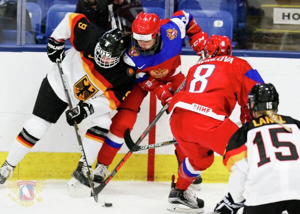 Игровой момент матча женских сборных России и Германии на чемпионате мира-2017 по хоккею