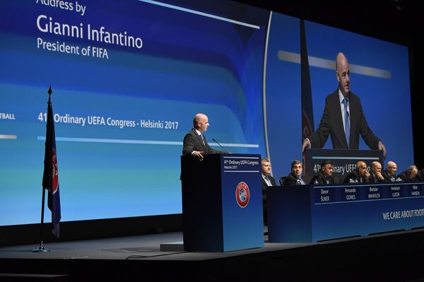 Президент ФИФА Джанни Инфантино (слева) выступает на конгрессе УЕФА