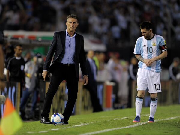 Главный тренер сборной Аргентины по футболу Эдгардо Бауса (слева) и капитан команды Лионель Месси