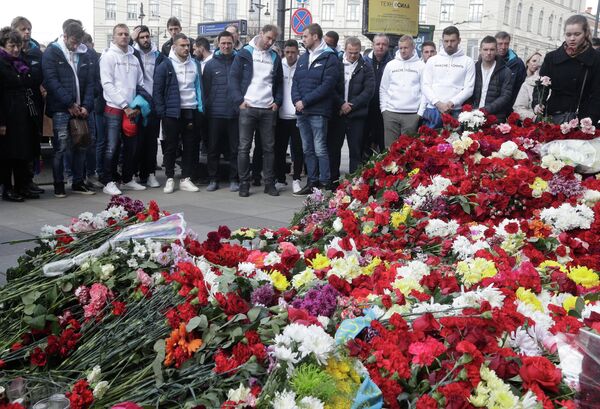 Игроки ФК Зенит возлагают цветы в память о погибших в результате взрыва в метрополитене Санкт-Петербурга