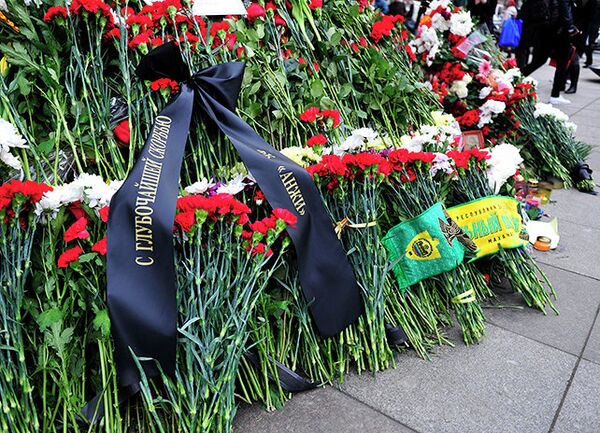 Футболисты и президент Анжи почтили память жертв теракта в Санкт-Петербурге