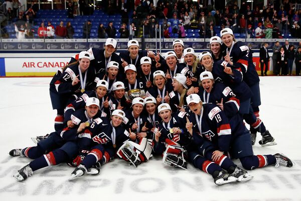 Женская сборная США по хоккею после победы на чемпионате мира 2017 года