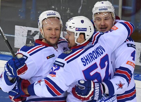 Хоккеисты СКА Евгений Кетов, Сергей Широков и Ярно Коскиранта (слева направо) радуются заброшенной шайбе