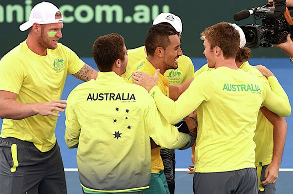 Теннисист сборной Австралии Ник Кирьос (в центре) с партнерами по команде