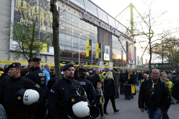 Полиция возле стадиона дортмундской Боруссии Сигнал Идуна Парк