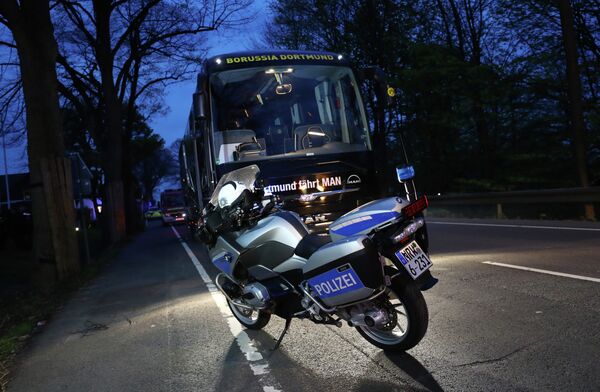 Полицейский мотоцикл возле автобуса дортмундской Боруссии. Фото с места событий