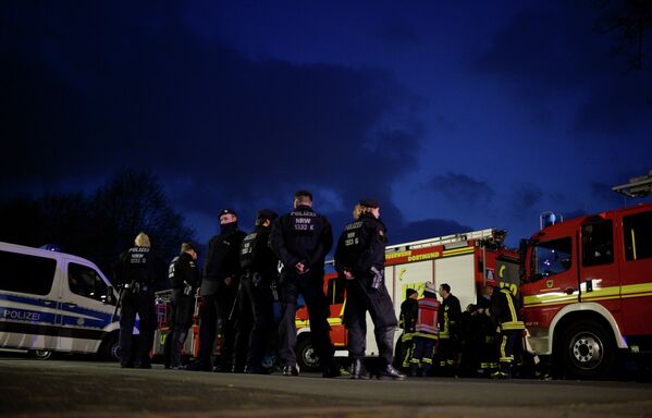 Полицейские на месте взрыва около автобуса дортмундской Боруссии