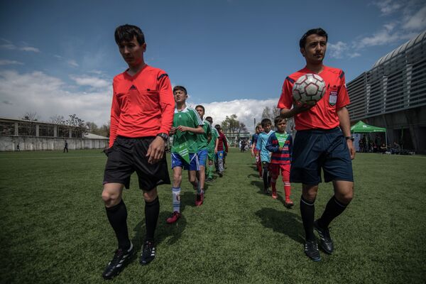 Участники турнира среди команд детских домов и школ-интернатов Будущее зависит от тебя в Таджикистане
