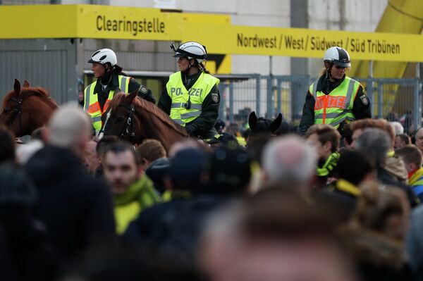 Полиция вокруг стадиона Боруссии после взрыва у автобуса команды