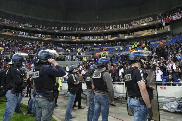 Полицейские на матче Лиги Европы между Лионом и Бешикташем