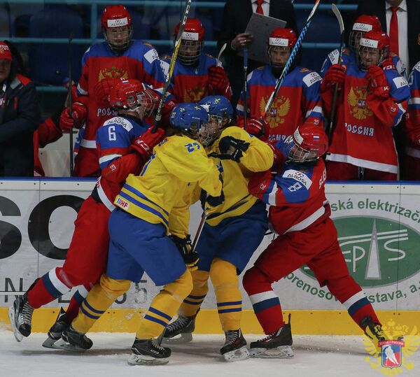 Игровой момент матча юниорского чемпионата мира по хоккею между сборными России и Швеции