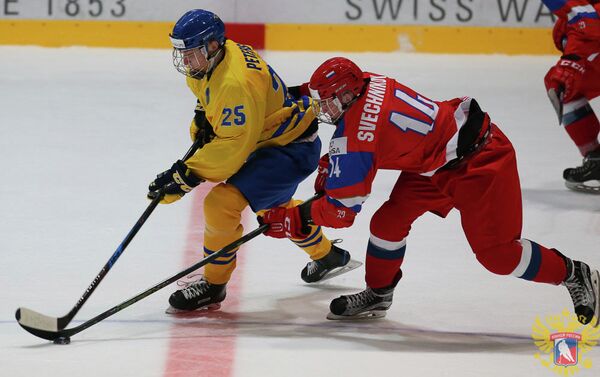 Нападающий юниорской сборной России по хоккею Андрей Свечников (справа)