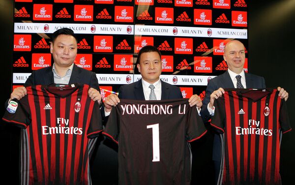 Президент футбольного клуба Милан Ли Юнхун (в центре)