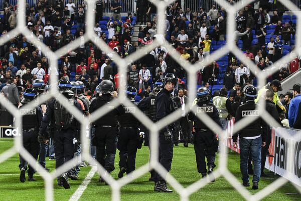 Полицейские на матче Лиги Европы между Лионом и Бешикташем