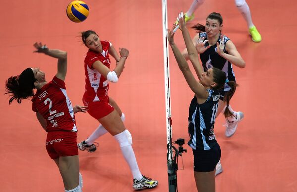 Волейболистки казанского Динамо доигровщица Элица Василева (справа внизу) и блокирующая Ирина Заряжко (справа вверху)