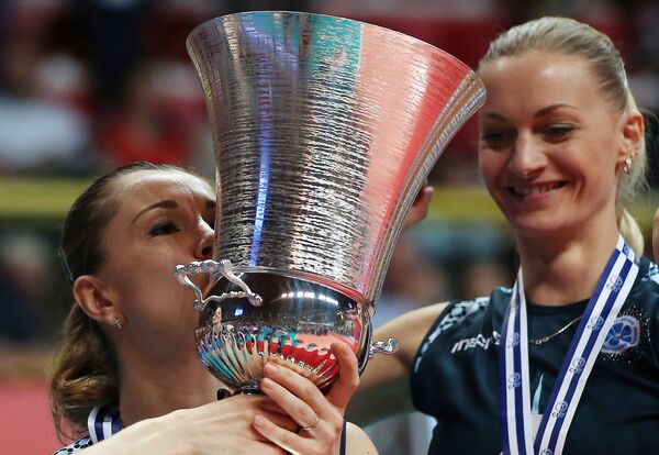 Волейболистки казанского Динамо либеро Елена Ежова и блокирующая Марина Марюхнич (справа)