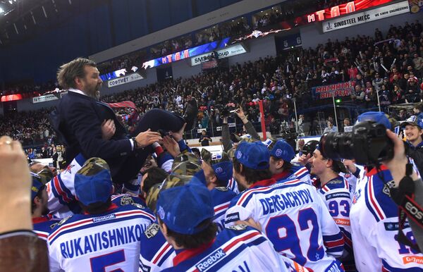 Хоккеисты СКА качают главного тренера Олега Знарка