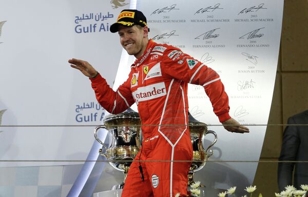 Пилот Феррари Себастьян Феттель на дистанции Гран-при Бахрейна