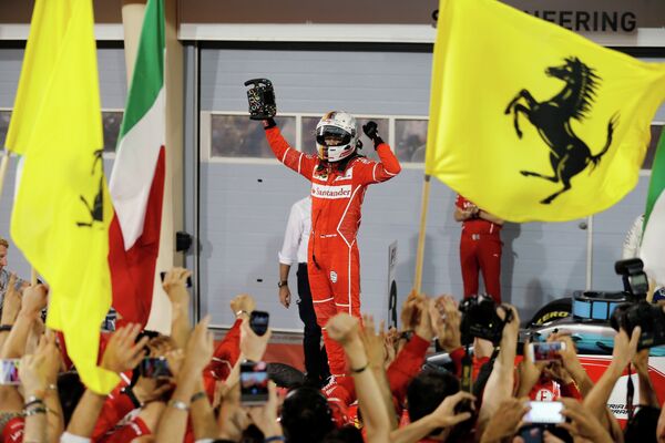 Пилот Феррари Себастьян Феттель после победы на Гран-при Бахрейна