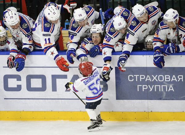 Хоккеисты СКА поздравляют сына форварда СКА Сергея Широкова Егора с заброшенной шайбой