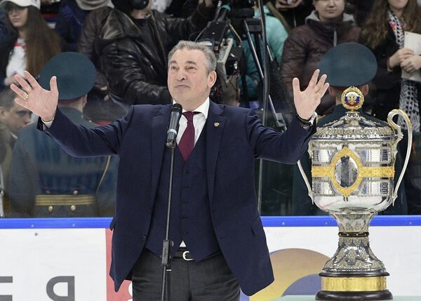 Президент Федерации хоккея России Владислав Третьяк перед вручением Кубка Гагарина хоккеистам СКА