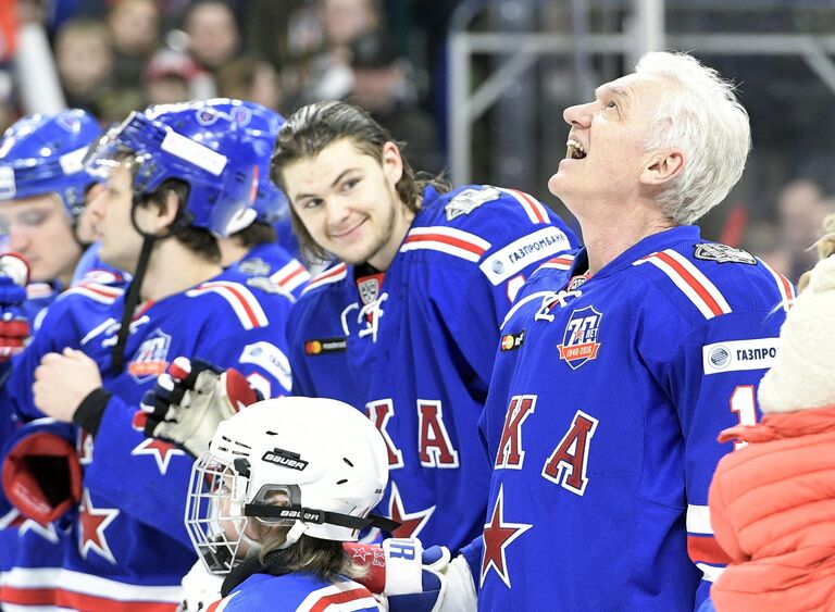 Президент ХК СКА Геннадий Тимченко (справа) и хоккеисты СКА Президент ХК СКА Геннадий Тимченко (справа) и хоккеисты СКА