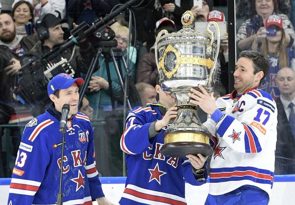 Хоккеисты СКА Павел Дацюк (слева) и Илья Ковальчук во время вручения Кубка Гагарина хоккеистам СКА