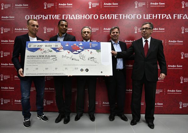 Денис Глушаков, Жилберту Силва, Виталий Мутко, Филипп Ле Флок и Петр Авен (слева направо)