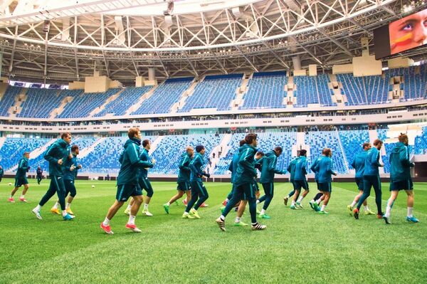 Футболисты Зенита во время первой тренировки на Стадионе Санкт-Петербург
