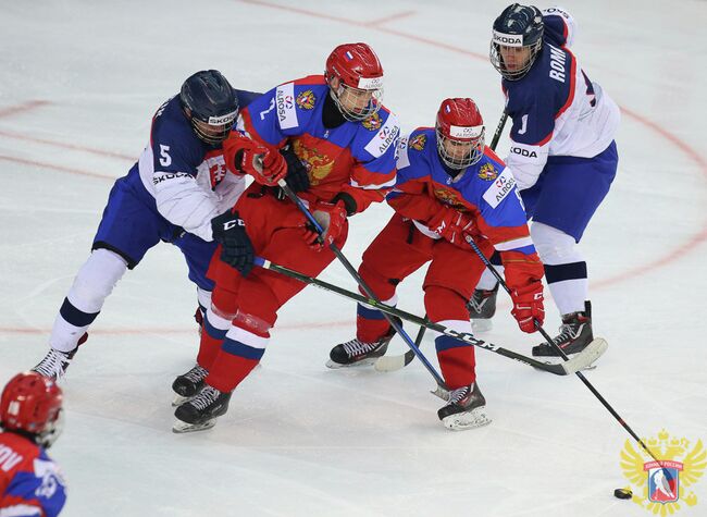 Игровой момент матча юниорского чемпионата мира по хоккею между сборными России и Словакии
