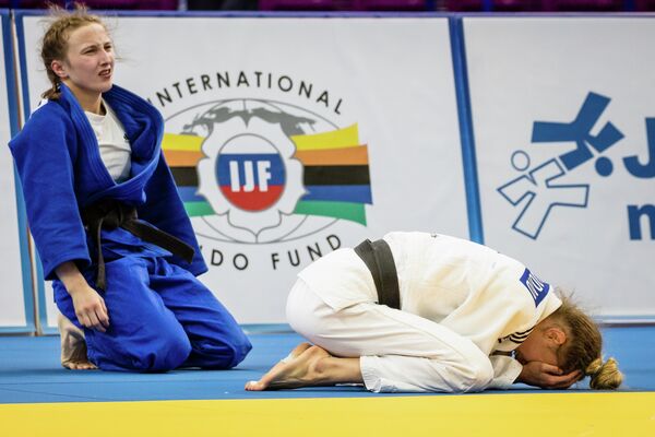 Россиянка Ирина Долгова (в синем) в финале чемпионата Европы в Варшаве
