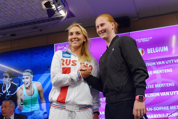 Российская теннисистка Елена Веснина и бельгийка Элисон Ван Эйтванк (слева направо)
