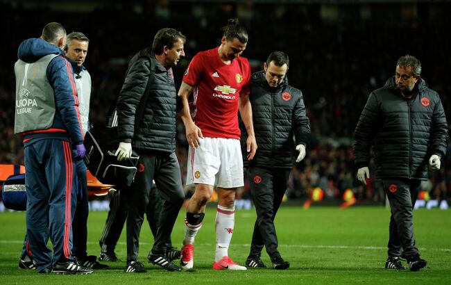 Форвард Манчестер Юнайтед Златан Ибрагимович (в центре), получивший травму колена