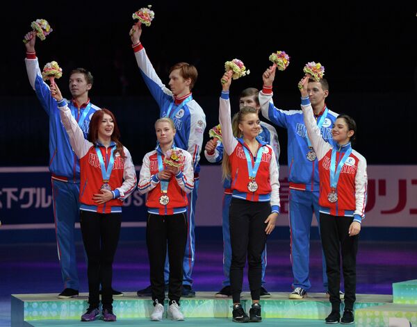 Церемония награждения призеров командного чемпионата мира по фигурному катанию в Токио