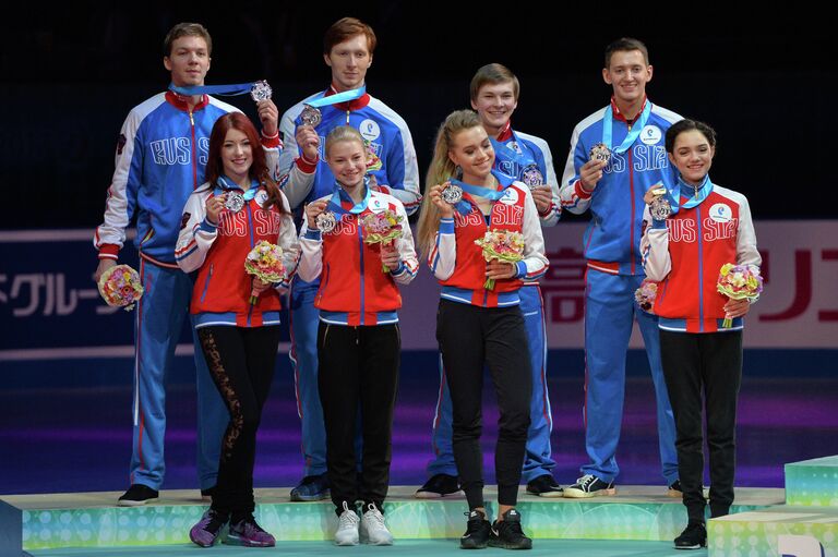 Церемония награждения призеров командного чемпионата мира по фигурному катанию в Токио