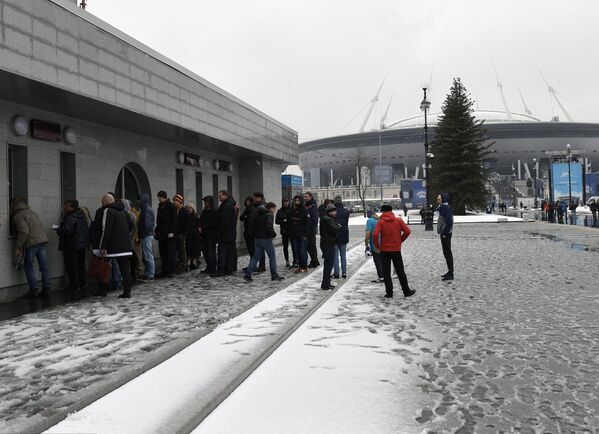 Болельщики покупают билеты у стадиона Санкт-Петербург Арена