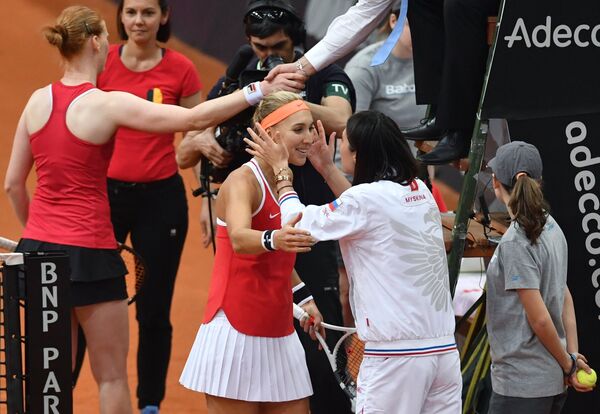 Капитан женской сборной России по теннису Анастасия Мыскина поздравляет Елену Веснину (в центре) с победой