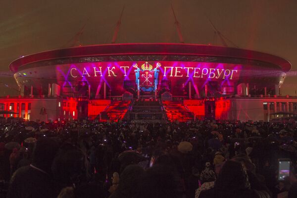 Посетители на световом шоу на стадионе Санкт-Петербург Арена