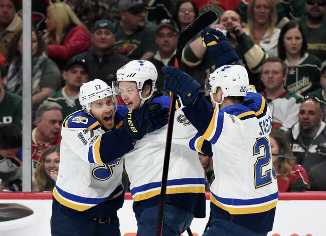 Форвард Сент-Луиса Владимир Тарасенко (в центре)
